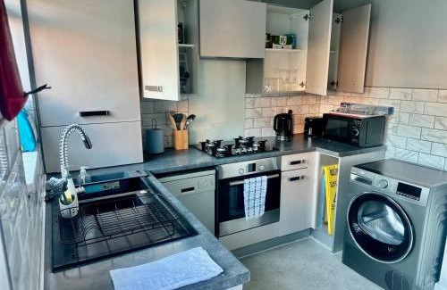 Wolverhampton House | Luxurious Wolverhampton Retreat with 4 Bedrooms