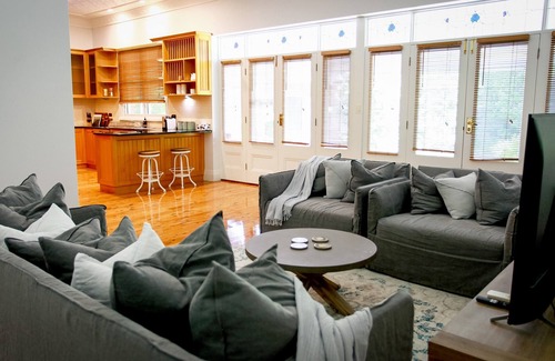 Wagga Wagga House | Luxuriously appointed, recently renovated 4 bed, 3 bath home in CBD