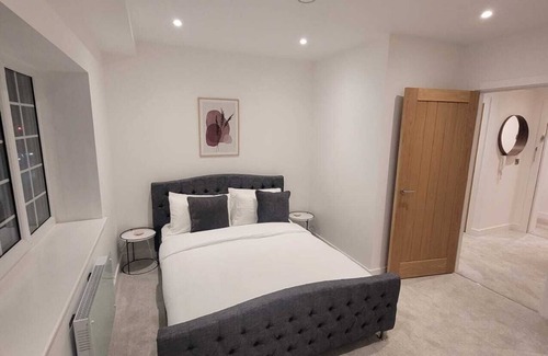 Wainscot Apartment | Luxury 1 Bed Apartment In The Heart Of Rochester