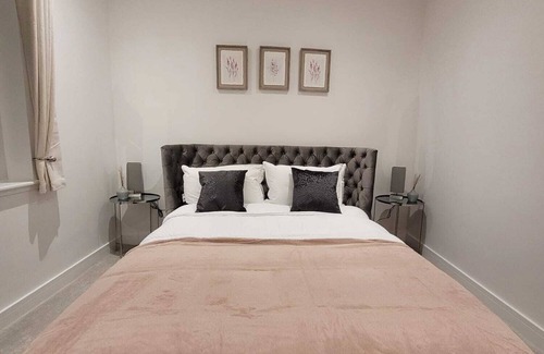 Wainscot Apartment | Luxury 1 Bed Apartment In The Heart Of Rochester