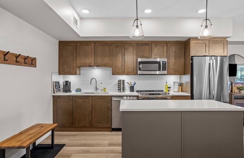 Dead Man's Flats Apartment | Luxury 1 Bed|Mountain Views |Heated Pool & Hot Tub