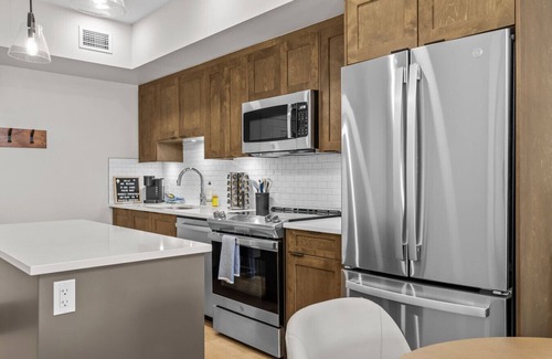 Dead Man's Flats Apartment | Luxury 1 Bed|Mountain Views |Heated Pool & Hot Tub