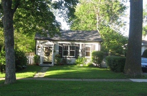 Historic Old Town Cottage | Luxury 1835 Cottage. Free Parking.Right in historic centre and near Shaw Theatre
