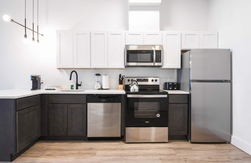 Elizabeth Apartment | Luxury 1BR 30 Mins to Manhattan Evonify