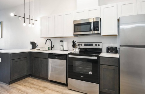 Elizabeth Apartment | Luxury 1BR 30 Mins to Manhattan Evonify