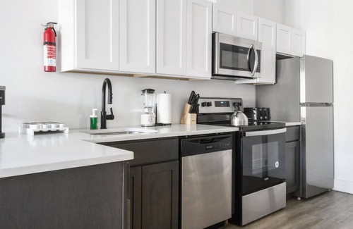 Elizabeth Apartment | Luxury 1BR 30 Mins to Manhattan Evonify