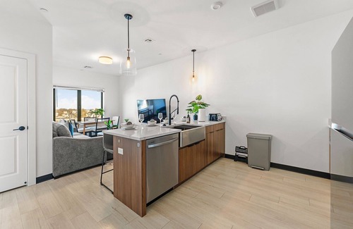 Everett Apartment | Luxury 1BR Close to Encore 9336