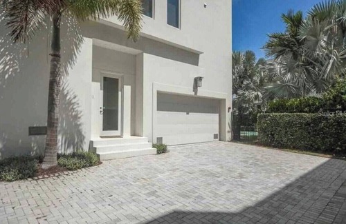Siesta Key Village Villa | Luxury 2 bed & 2 bath Villa. Next to Siesta Key Village and beach access 5.
