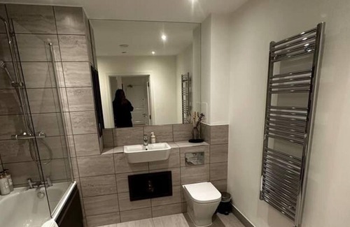 Thames Apartment | Luxury 2-bed Apartment in Barking