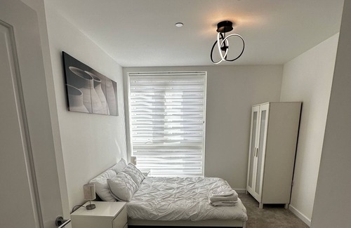 Thames Apartment | Luxury 2-bed Apartment in Barking