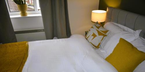 Dartford Apartment | Luxury 2 bed House with 3 beds,3 Free Parking lot in Dartford Near Town Centre, Adjacent Bus Stop, Train Station, Bluewater Mall, 25mins to London City Airport,Close to Central London