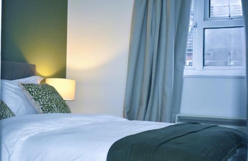 Dartford Apartment | Luxury 2 bed House with 3 beds,3 Free Parking lot in Dartford Near Town Centre, Adjacent Bus Stop, Train Station, Bluewater Mall, 25mins to London City Airport,Close to Central London