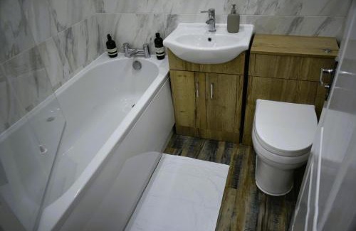 Dartford Apartment | Luxury 2 bed House with 3 beds,3 Free Parking lot in Dartford Near Town Centre, Adjacent Bus Stop, Train Station, Bluewater Mall, 25mins to London City Airport,Close to Central London