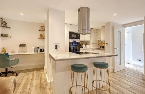Snaresbrook Apartment | Luxury 2 Bedroom Apartment with Private Terrace & Parking - Wanstead, Escape London in London