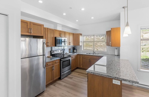 Central Okanagan Apartment | Luxury 2-Bedroom Condo with Lake & Mountain Views