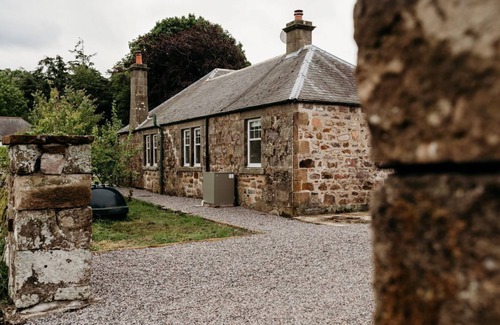 Forres Cottage | Luxury 2 Bedroom Countryside Cottage Close to the Beach.