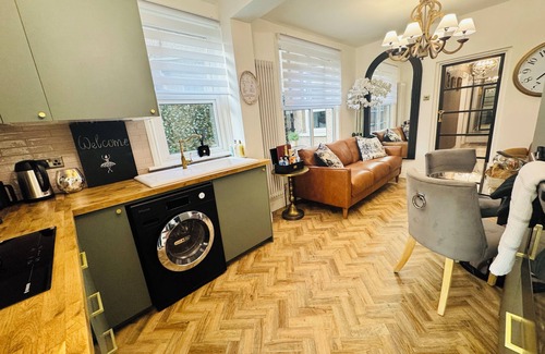 Christchurch Apartment | Luxury 2 Bedroom Designer Flat with Private Garden