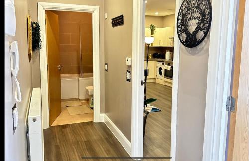 Dudley Apartment | luxury 2 bedroom flat with a kitchen