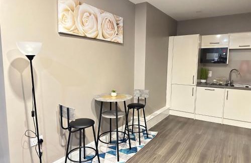 Dudley Apartment | luxury 2 bedroom flat with a kitchen