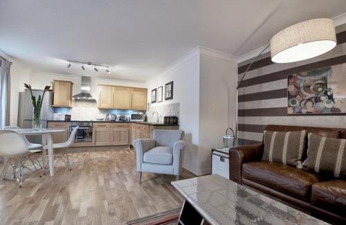 Norwich Apartment | Luxury 2 bedroom Flat with Parking and 2 bathrooms