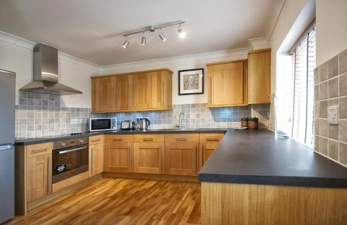Norwich Apartment | Luxury 2 bedroom Flat with Parking and 2 bathrooms