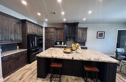 Hildale House | Luxury 2-bedroom home/pool table/Steam room/indoor jacuzzi & hot tub. Views!