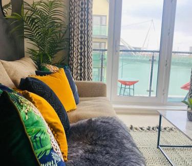 Newport Apartment | Luxury 2 Bedroom waterfront apartment with balcony