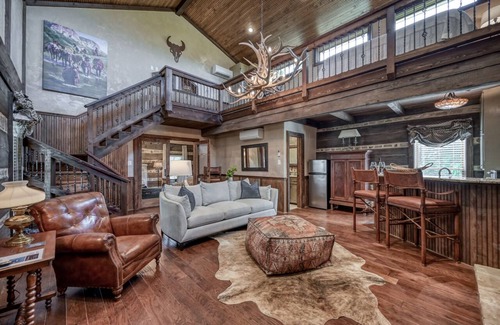 Fredericksburg House | Luxury 23-ac Ranch Hot Tub and Hill Country Views!