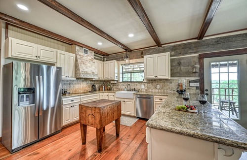 Fredericksburg House | Luxury 23-ac Ranch Hot Tub and Hill Country Views!