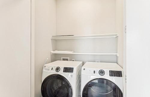 Fort Worth Apartment | Luxury 2BD Condo with Pool & Gym