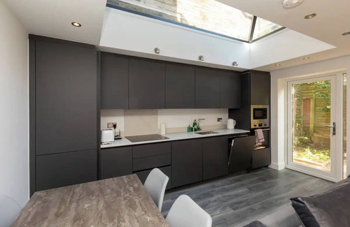 South Hampstead Apartment | Luxury 2BD Flat with a Garden - West Hampstead!