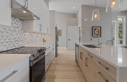 McKinley House | Luxury 2Bed @ McKinley Beach! Amazing Lake Views! (Pet Friendly). Sleeps 8!