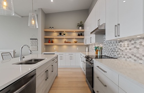 McKinley House | Luxury 2Bed @ McKinley Beach! Amazing Lake Views! (Pet Friendly). Sleeps 8!