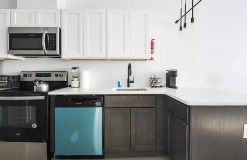 Elizabeth Apartment | Luxury 2BR 30 Mins to Manhattan Evonify