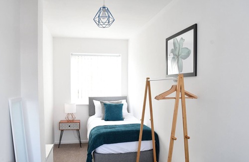 Bloxwich House | Luxury 3 Bed House. 10 mins from NEC & Airport!