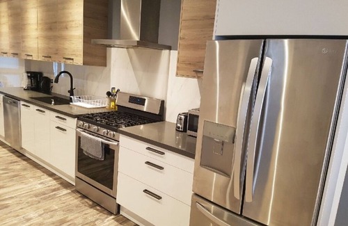 Oakwood Village Apartment | Luxury 3 Bedroom Apartment Downtown Toronto!