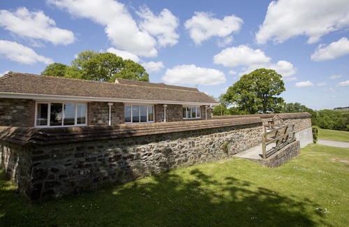 Chittlehamholt Cottage | Luxury 3-bedroom cottage with shared indoor heated pool, sauna and gym, plus golf and tennis