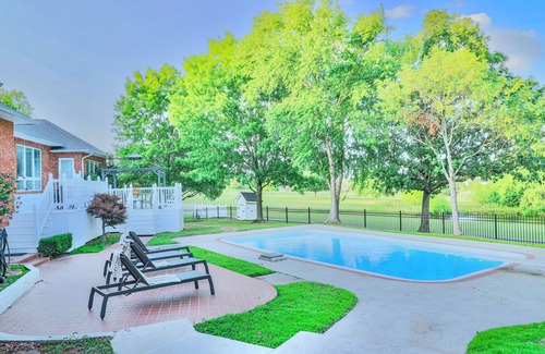 McAlester House | Luxury 3-Bedroom Home on Golf-Course in McAlester