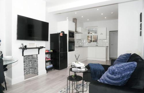 Dartford Apartment | Luxury 3-Bedroom Home , with Free parking