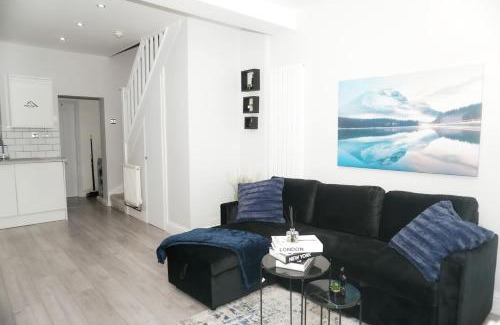 Dartford Apartment | Luxury 3-Bedroom Home , with Free parking