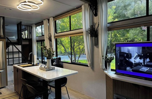 Union House | Luxury 3 Bedroom RV with full kitchen in Union - Wooded Campsite
