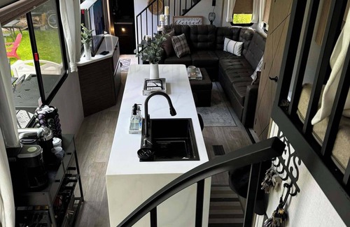 Union House | Luxury 3 Bedroom RV with full kitchen in Union - Wooded Campsite
