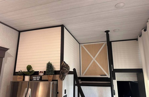 Union House | Luxury 3 Bedroom RV with full kitchen in Union - Wooded Campsite