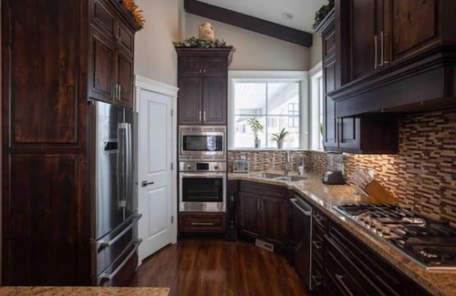 Herriman House | Luxury 3000 sf custom home with deck & hottub, large master suite and gym.