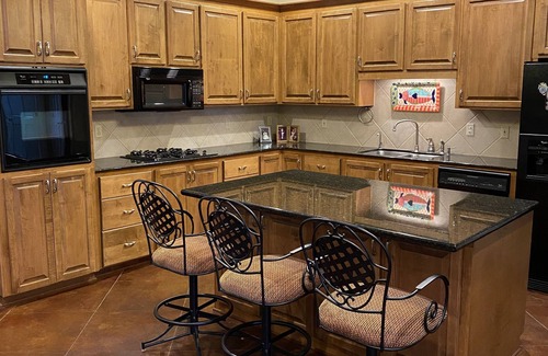 Natchez House | Luxury 3BD/3BA home in Elgin Estates neighborhood