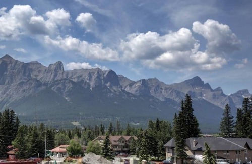 Cougar Creek House | Luxury 3BDRM☆Chic Mountain Escape☆HotTub☆BBQ/Patio!
