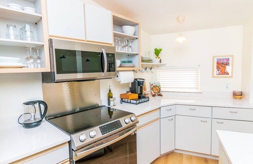 South Woodstock House | Luxury 3BR/2BA Hygge Villa with Fireplace and Views! Pet Friendly
