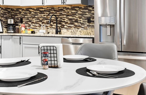 Washington Park Apartment | Luxury 3BR | Free Parking | Boston | ROKU TV