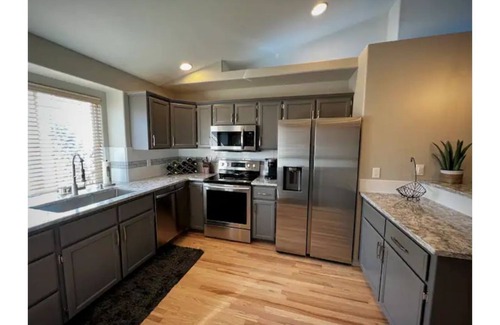 Southwest Ada County Alliance House | Luxury 3BR Home, Comfy 🛌, WiFi, Quiet, Near