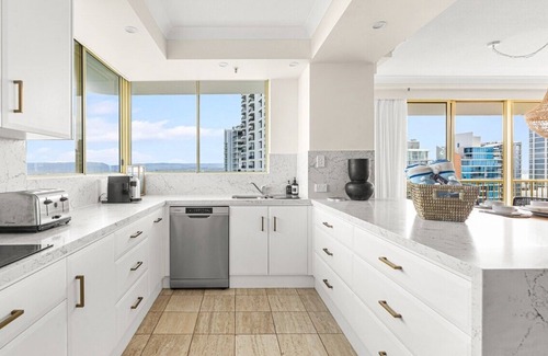 Main Beach Apartment | Luxury 3BR with Ocean and Trackside GC 500 Views